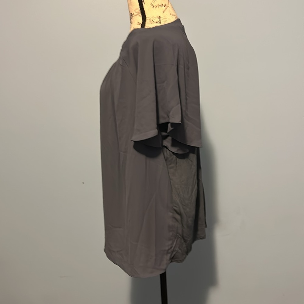 Shirt sleeved blouse. - Picture 2 of 8